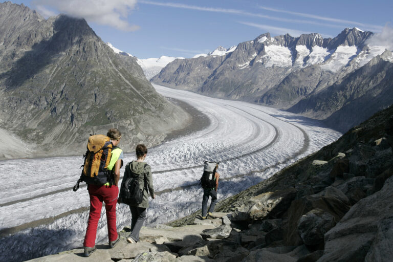 Tourists hike above the Aletschgletscher glacier near Bettmeralp in the canton of Valais, Switzerland, pictured on August 18, 2007. (KEYSTONE/Laurent Gillieron)

Touristen wandern am 18. August 2007 oberhalb des Aletschgletschers in der Naehe von Bettmeralp im Kanton Wallis. (KEYSTONE/Laurent Gillieron)

Des touristes se promenent a cote du glacier d' Aletsch ce samedi 18 aout 2007 pres de Bettmeralp, Valais. (KEYSTONE/Laurent Gillieron)