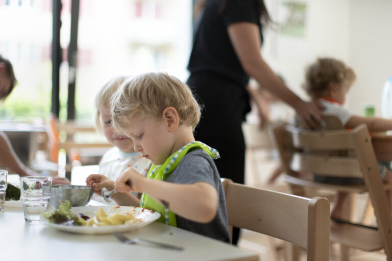 Fleisch für die Grossen, Veggie für die Kleinen: In den Freiburger Kitas wird nur noch vegetarisch gegessen. Mit Mangel-Ernährung rettet man nämlich das Klima