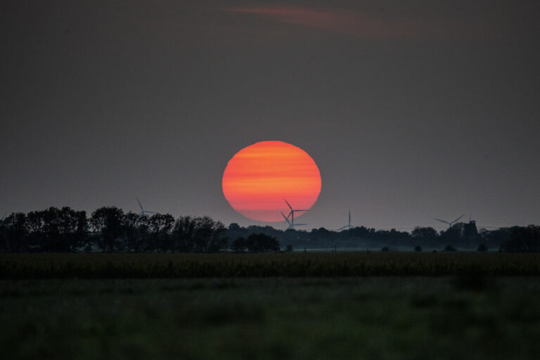 11.09.2020, Sachsen, Krostitz: Ein Blick auf den Sonnenuntergang nahe Krostitz im Landkreis Nordsachsen. Auf dem langen Weg durch die Atmosphäre wird vor allem der blaue Anteil des Sonnenlichts herausgestreut und übrig bleibt das Abendrot. Foto: Alexander Prautzsch/dpa +++ dpa-Bildfunk +++ (KEYSTONE/DPA/Alexander Prautzsch)