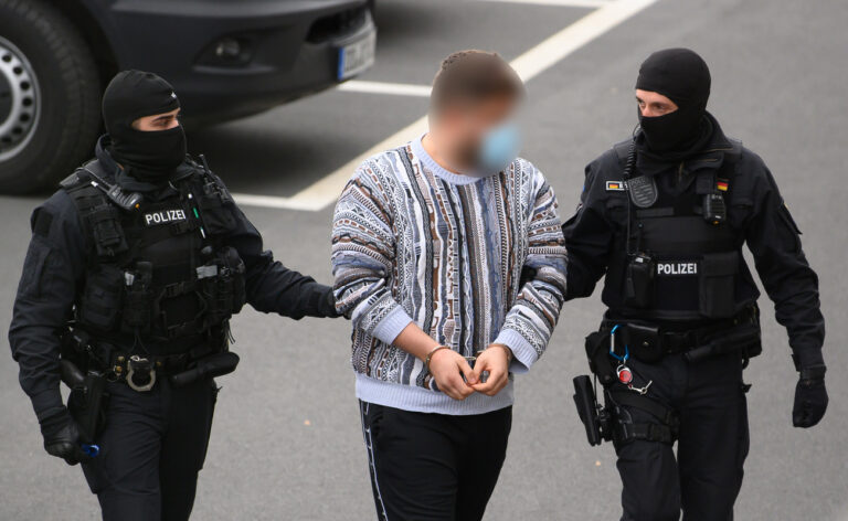 Geschlechter-Chaos bei Berliner Polizei: Wenn Drogendealer Ali sich überraschend als Transfrau identifiziert, darf er verlangen, lieber von einer hübschen Polizistin abgetastet zu werden