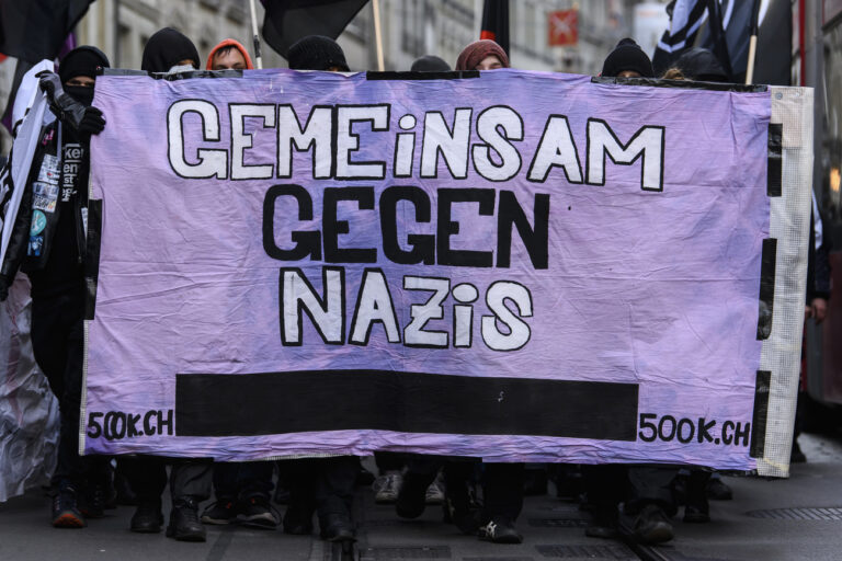 Personen protestieren waehrend einer antifaschistischen Demonstration unter dem Moto 