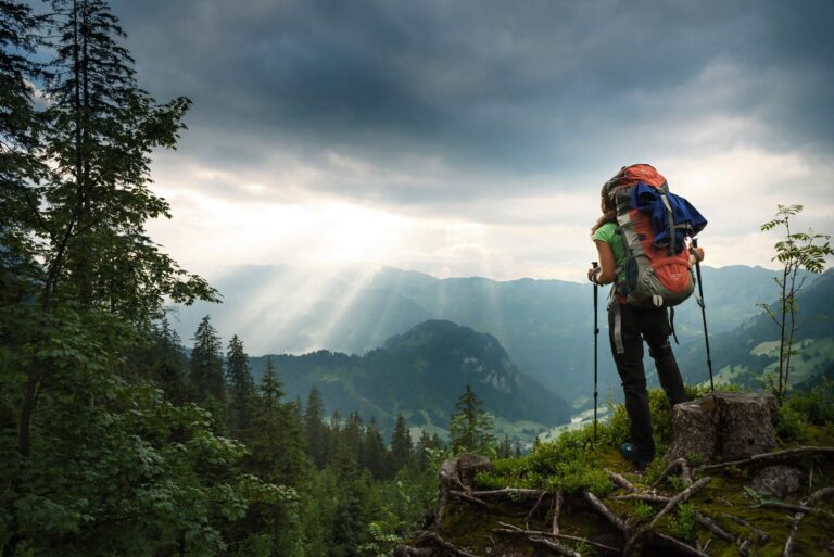 Sonnenstrahlen, Sonnenuntergang, Zentralschweiz, Nidwalden, Engelbergertal, Oberrickenbach, Alpen, Schweiz, Wandern, Bergsport, Natur, Outdoor, Lifestyle, Wolken, Landschaft, Wanderin, Wetter, Sommer