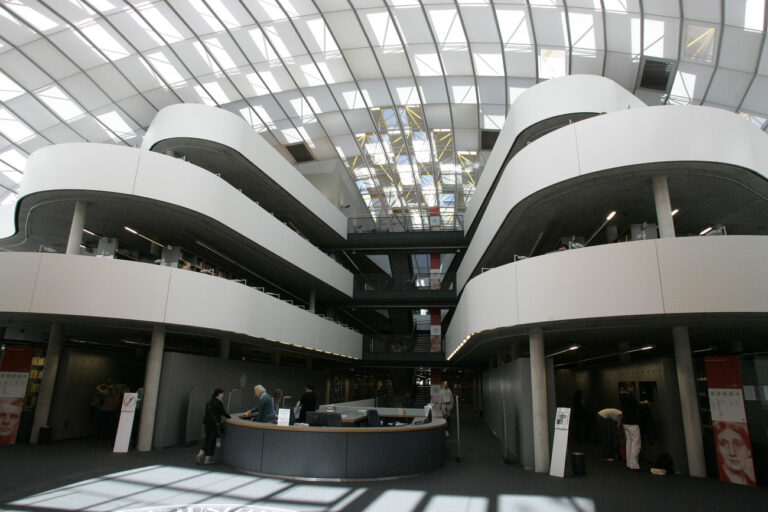 Blick in die Bibliothek der Freien Universitaet in Berlin, aufgenommen am Freitag, 19. Oktober 2007. Wie die Nachrichtenagentur AP aus informierten Kreisen erfuhr, kuerte der zustaendige Bewilligungsausschuss am Freitag, 19. Oktober 2007, in Bonn die RWTH Aachen, die FU Berlin, sowie die Universitaeten Goettingen, Heidelberg, Freiburg und Konstanz mit dem begehrten Titel Elite-Universitaet. (AP Photo/Fritz Reiss) --- View into the library of the Berlin Free university on Friday, Oct. 19, 2007. (AP Photo/Fritz Reiss)