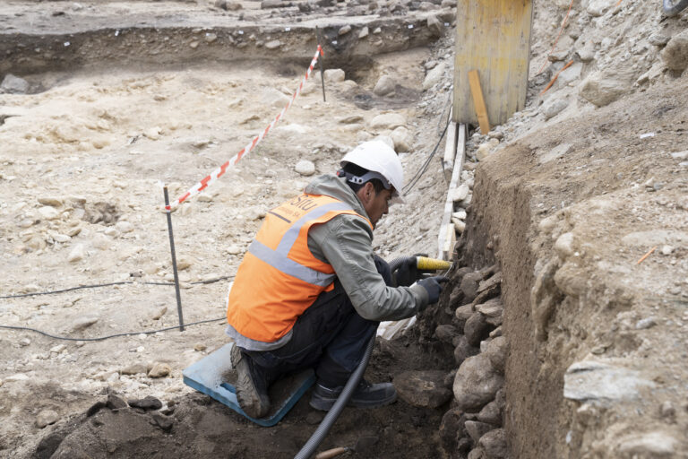 Un archeologue fouille un habitat neolithique ce jeudi 29 avril 2021 a Naters. Les investigations archeologiques de l'habitat neolithique de Naters ont debute pour une vingtaine de mois de fouilles qui seront necessaires a la documentation des villages, vieux de pres de 6000 ans. Ces fouilles offrent une opportunite unique en Valais, voire en Suisse, d'etudier des vestiges du Neolithique moyen sur une telle surface. (KEYSTONE/Sandra Hildebrandt)