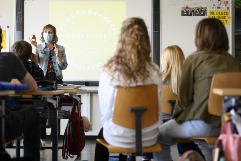 Chloe Parrat animatrice PROFA donne un cours - atelier de sensibilisation sur les regles menstruelles a des eleves de secondaire d'une classe d'ecole de 9eme annee scolaire ce mardi 1 juin 2021 au College des Voiles du Leman a Preverenges. Dans le canton de Vaud, un projet pilote de mise a disposition gratuite de produits menstruels en libre acces dans cinq etablissements scolaires et de formation du canton est en court. L'objectif est de diminuer les effets de la precarite menstruelle definie comme la difficulte ou le manque d'acces des jeunes filles reglees aux protections hygieniques, essentiellement pour des motifs économiques.(KEYSTONE/Laurent Gillieron)