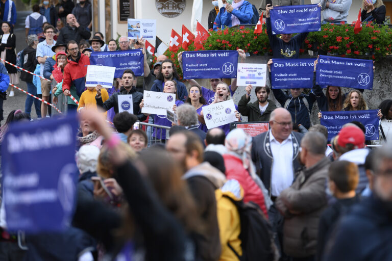 Impf-Bluff in der Schweiz: Die junge Generation «wurde ihrer Zukunft beraubt». Die Corona-Massnahmen hätten die wichtigsten Lebensjahre zerstört