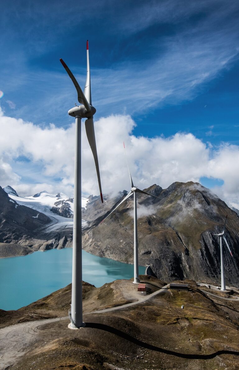 Von Deutschland lernen: Die Schweizer Energiepolitik will Kernkraft durch Solar- und Windenergie ersetzen. In Deutschland zeigt sich, was das heisst: unsichere Versorgung, doppelte Kosten