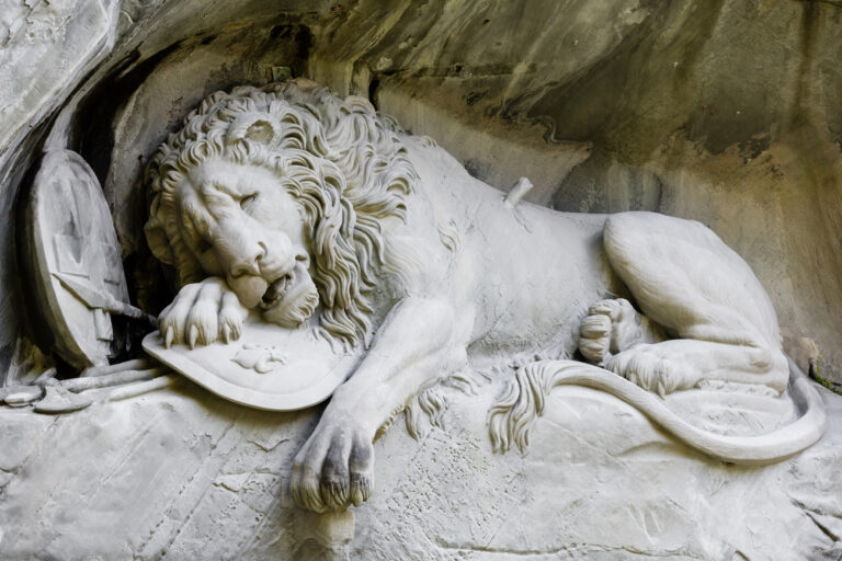 Das Loewendenkmal anlaesslich der Gedenk- und Jubilaeumsfeier zum 200 Jahre Jubilaeum des Loewendenkmals am Dienstag, 10. August 2021 in Luzern. Das Loewendenkmal im Zentrum Luzerns erinnert in der Allegorie eines sterbenden Loewen an die am 10. August 1792 beim Tuileriensturm in Paris gefallenen Schweizergardisten. Die Einweihung des etwa zehn mal sechs Meter grossen Denkmals aus Sandstein fand am Jahrestag 1821 statt. (KEYSTONE/Philipp Schmidli)