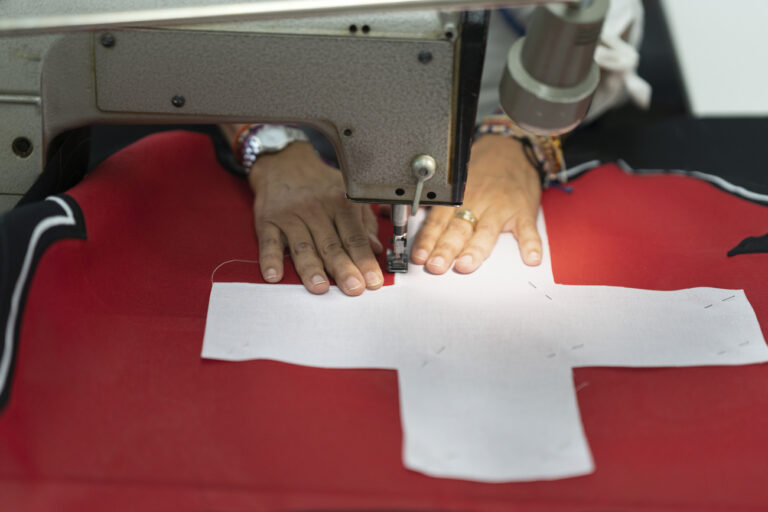 Mitarbeiterinnen der Fahnenfabrik Sevelen AG naehen Schweizer- und Europafahnen, fotografiert am 15. September 2021 in der Produktionsstaette in Sevelen im Kanton St. Gallen. (KEYSTONE/Gaetan Bally)