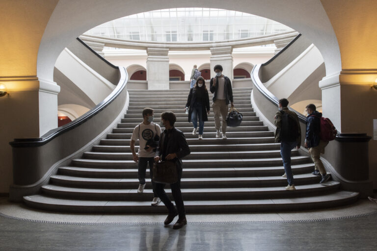 Studenten verweilen auf den Gaengen anlaesslich der Wiederaufnahme des Studienbetriebs mit Praesenzunterricht an der Universitaet Zürich, aufgenommen am Montag, 20. September 2021 in Zuerich. (KEYSTONE/Ennio Leanza)