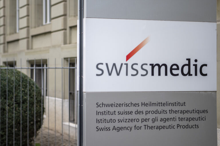 Die Strafanzeige gegen Swissmedic ist juristisch Unsinn. Dass Impfungen auch Nebenwirkungen haben können, gilt für jede Impfung