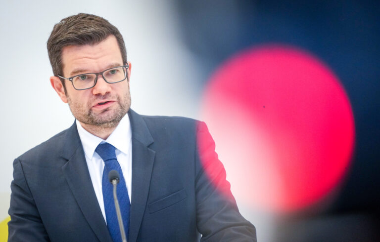 17.11.2021, Berlin: Marco Buschmann, Erster Parlamentarischer Geschäftsführer der FDP-Bundestagsfraktion, gibt vor Beginn der Fraktionssitzung seiner Partei im Bundestag ein Pressestatement. Foto: Kay Nietfeld/dpa +++ dpa-Bildfunk +++ (KEYSTONE/DPA/Kay Nietfeld)