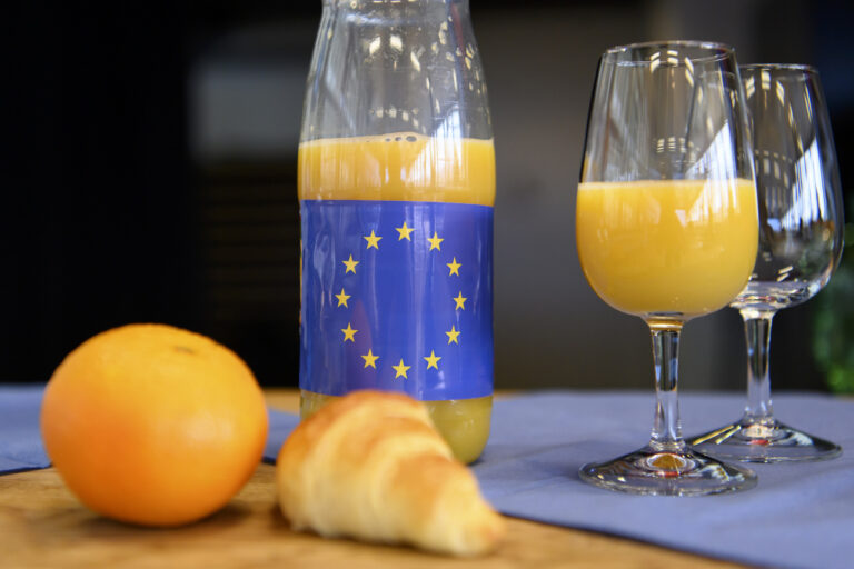 Eine Flasche Orangensaft mit der europaeischen Flagge fotografiert waehrend der Europatagung der Europaeischen Bewegung Schweiz, am Samstag, 27. November 2021, in Bern. (KEYSTONE/Anthony Anex)