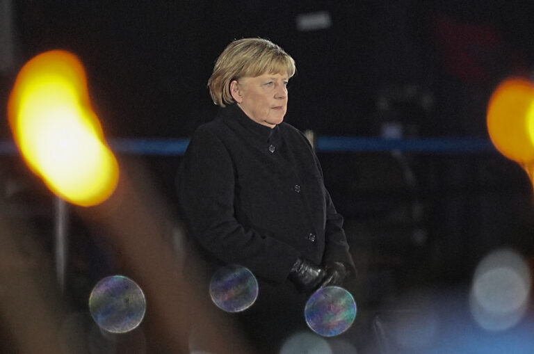 02.12.2021, Berlin: Bundeskanzlerin Angela Merkel (CDU) steht bei ihrer Verabschiedung durch die Bundeswehr auf dem Podium. Mit einem Großen Zapfenstreich wurde Kanzlerin Merkel gegen Ende ihrer Regierungszeit nach 16 Jahren im Bendlerblock verabschiedet. Gut 50 Bundesministerinnen und -minister aus ihrer Amtszeit hat sie dazu eingeladen, dazu eine Reihe von Wegbegleitern aus verschiedenen Bereichen der Gesellschaft. Foto: Michael Kappeler/dpa +++ dpa-Bildfunk +++ (KEYSTONE/DPA/Michael Kappeler)