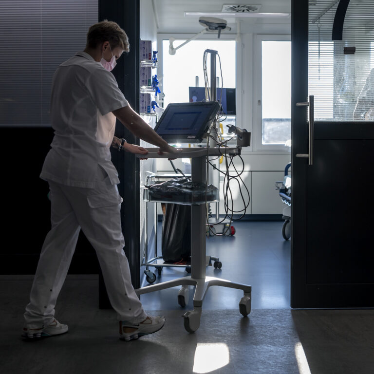 Deux infirmiers travaillent dans le Service des Urgences de l'HFR Fribourg-Hopital cantonal apres des travaux de renovation le vendredi 3 decembre 2021 a Fribourg. (KEYSTONE/Jean-Christophe Bott)