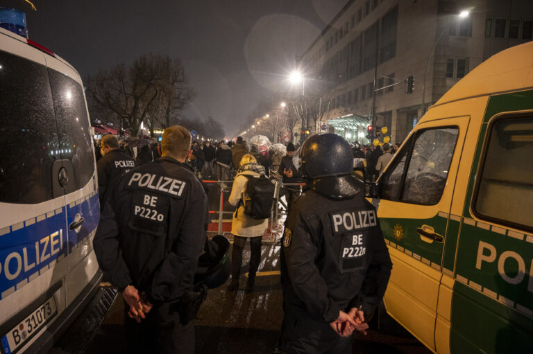 Nach den Silvester-Krawallen verhielten sich Medien und Parteien wie nach der Kölner Silvester-Nacht von 2015: mit Verschweigen und Verharmlosen. Warum? Weil die politische Linke die ungesteuerte Massen-Zuwanderung will