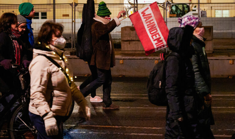 Was derzeit in Deutschland geschieht, ist unfassbar. Reguläre Demonstrationen werden entweder von vornherein verboten oder alsbald aufgelöst. Trotzdem finden täglich Dutzende «Spaziergänge» statt.