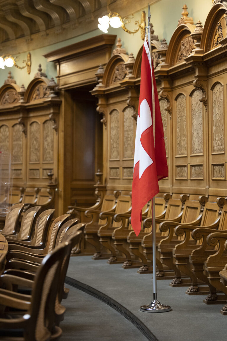 Eine Schweizer Fahne steht im Nationalratssaal, waehrend des traditionellen Neujahrsempfangs am Mittwoch, 12. Januar 2022 im Bundeshaus in Bern. (KEYSTONE/Peter Klaunzer)