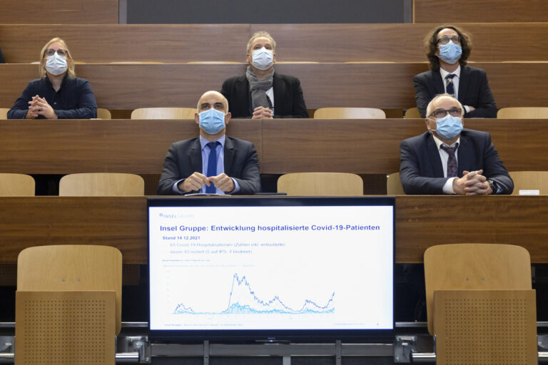 Bundesrat Alain Berset, Mitte, und der Berner Gesundheitsdirektor Pierre Alain Schnegg, rechts, waehrend einem Besuch im Inselspital, am Dienstag, 14. Dezember 2021, in Bern. (KEYSTONE/Peter Klaunzer)