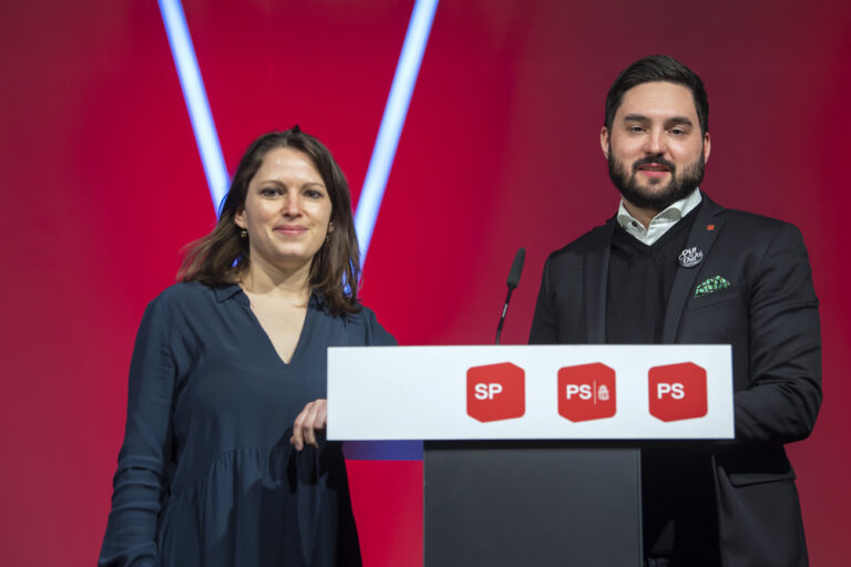 Les deux Co-presidents du PS Suisse, Mattea Meyer, gauche et Cedric Wermuth, droite, posent, lors de l'assemblee du congres du Parti socialiste (PS) Suisse, ce samedi 5 fevrier 2022 a Palexpo Geneve. (KEYSTONE/Martial Trezzini)