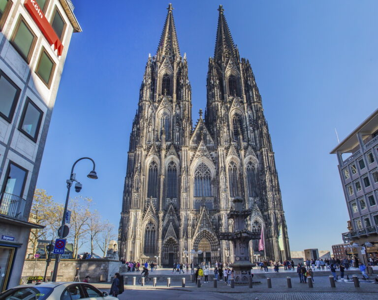 Portal vom Dom mit den Tuermen, Koeln, Nordrhein-Westfalen, Deutschland Portal from the cathedral with the towers, Cologne, North Rhine-Westphalia, Germany (KEYSTONE/mauritius images/GUENTER GRAEFENHAIN)