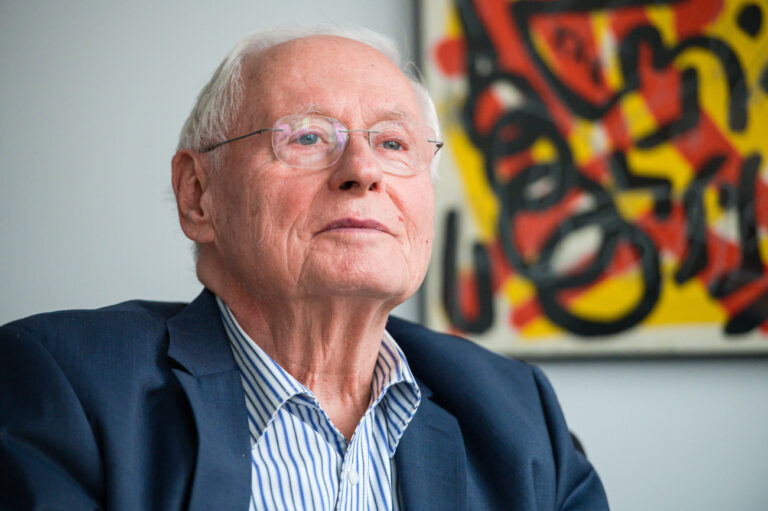 14.02.2022, Saarland, Saarbrücken: Oskar Lafontaine (Die Linke) sitzt während eines Interviews in seinem Büro im saarländischen Landtag. Lafontaine tritt bei der anstehenden Landtagswahl nicht mehr als Kandidat an und beendet seine aktive politische Karriere. (zu dpa 