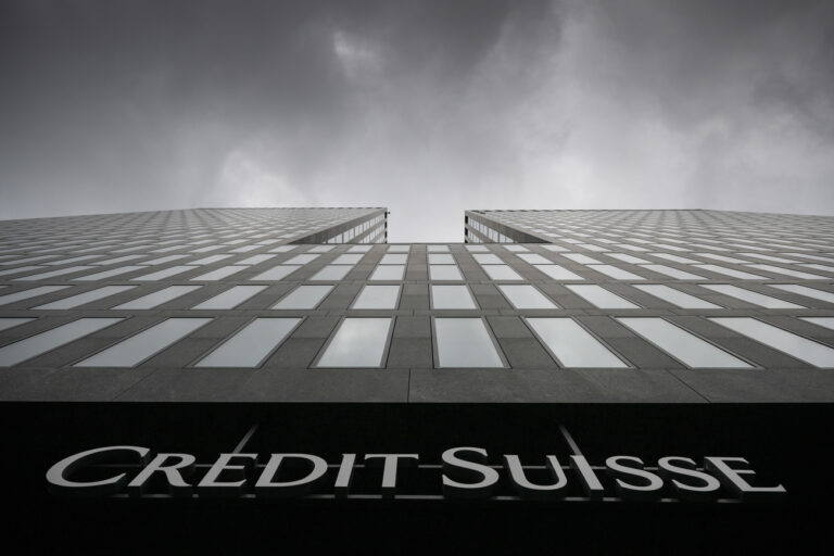 Das Logo der Schweizer Bank Credit Suisse an einem Gebaeude in Zuerich Oerlikon, aufgenommen am Montag, 21. Februar 2022. (KEYSTONE/Ennio Leanza).