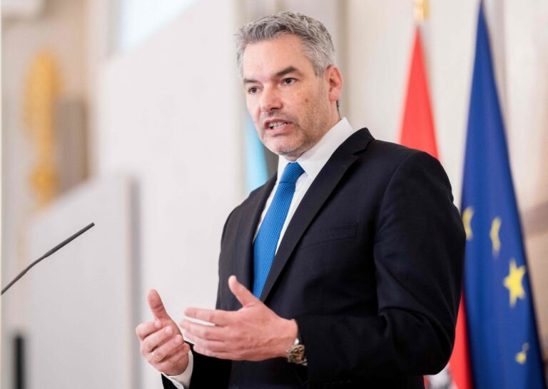 Austrian Chancellor Karl Nehammer gives a press statement on the current situation in Ukraine after a meeting of the crisis cabinet in Vienna on February 22, 2022. - Russian President Vladimir Putin has ordered troops into two separatist territories in eastern Ukraine, breaking international agreements he had signed on to. The European Union was expected to unveil limited and targeted economic punishment, both to keep its sanctions powder dry should Russia push further into Ukraine and because of the pain it would feel too from sectoral sanctions. (Photo by GEORG HOCHMUTH / APA / AFP) / Austria OUT (KEYSTONE/APA/GEORG HOCHMUTH)