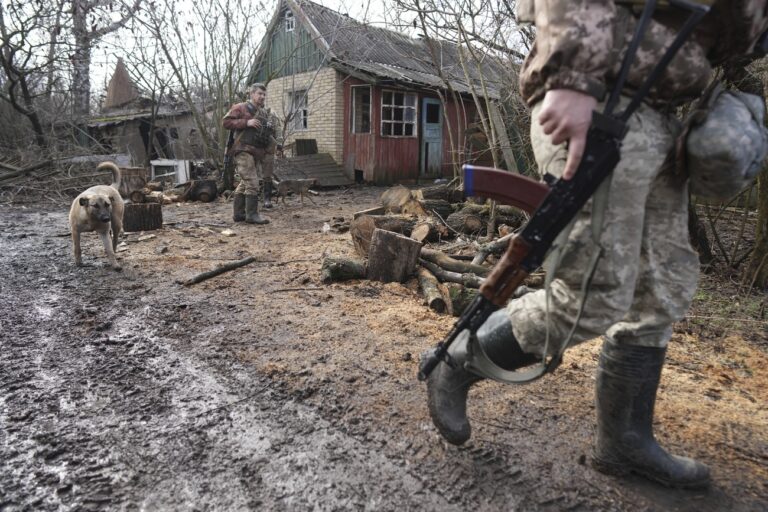 «Bei uns ist Krieg»: Eine Ukrainerin berichtet. Russische Panzer rollen an. Schulen sind geschlossen. Menschen flüchten in Panik ins Landesinnere – Momentaufnahmen des Schreckens