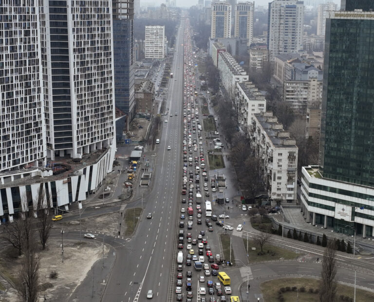 Wer die Ukraine verlassen kann, tut es lieber heute als morgen. Doch der Weg über die Grenze ist mit grossen Hindernissen verstellt