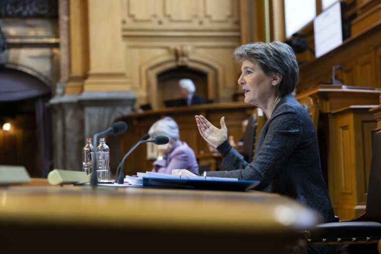 Bundesraetin Simonetta Sommaruga spricht waehrend einer Debatte, waehrend der Fruehlingssession der Eidgenoessischen Raete, am Dienstag, 8. Maerz 2022, im Staenderat in Bern. (KEYSTONE/Peter Klaunzer)