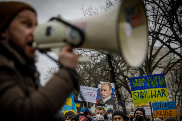 Demonstration gegen den Krieg in der Ukraine, Europa, Deutschland, Berlin, 06.03.2022..Engl.: Demonstration against the Russian War in Ukraine. Europe, Germany, Berlin, 3/6/2022..Stichwoerter: Demonstration, Anti-Kriegsdemonstration, Demo, Protest, Protestaktion, Gesellschaft, Politik, internationale Politik, Solidaritaet, Frieden, protest, protesters, politics, society, Stop Putin, Plakate, Stop War, Stand with Ukraine, Putin, Megafon..Serie: Demos gegen den Krieg in der Ukraine (KEYSTONE/LAIF/Gordon Welters)