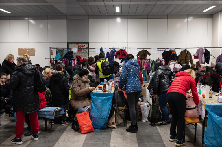 07.03.2022, Berlin, Deutschland, Europa - Anlaufstelle fuer Kriegsfluechtlinge aus der Ukraine nach ihrer Ankunft am Berlin Hauptbahnhof, die vor dem Krieg aus ihrer Heimat geflohen sind, nach dem Russlland die Ukraine ueberfallen und angegriffen hat. 0SL220307D003CARO.JPG (KEYSTONE/CARO/Caro / Schuelke)