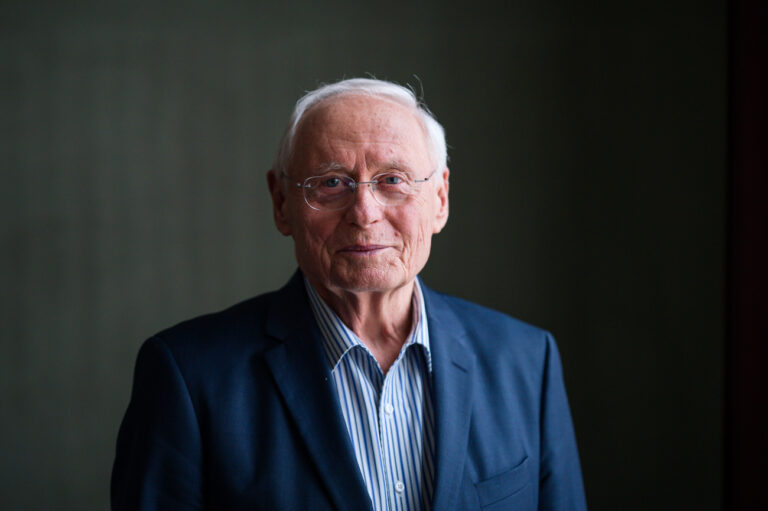 ARCHIV - 14.02.2022, Saarland, Saarbrücken: Oskar Lafontaine steht in einem Sitzungsraum im saarländischen Landtag. Der frühere Mitgründer und Vorsitzende der Linkspartei, Oskar Lafontaine (78), ist aus der Partei ausgetreten. Dies teilte Lafontaine am Donnerstag in Saarbrücken mit. Foto: Oliver Dietze/dpa +++ dpa-Bildfunk +++ (KEYSTONE/DPA/Oliver Dietze)