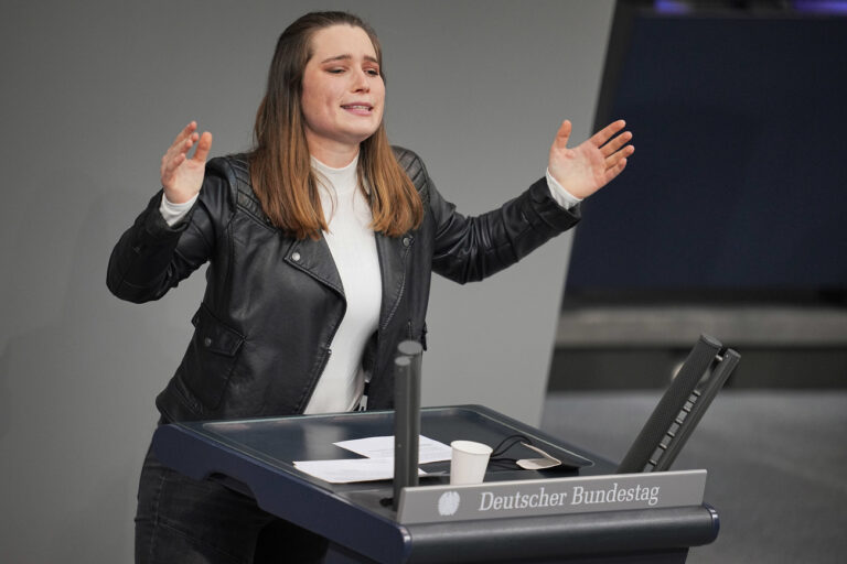 17 March 2022, Berlin: Emilia Fester (Bündnis 90/Grüne) speaks in the Bundestag on the vaccination plan. Photo: Michael Kappeler/dpa (KEYSTONE/DPA/Michael Kappeler)