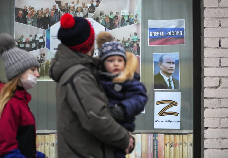 Wie schafft es der russische Staat, dass die Bevölkerung das Gefühl hat, Russland sei das Opfer und Putin ein Befreier? Eine Russlandschweizerin erreicht ihre Mutter in Sibirien