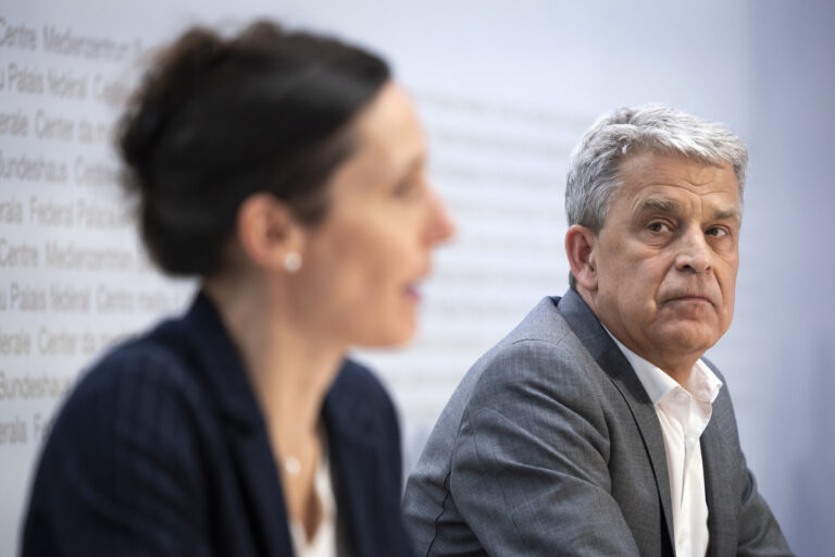 Christoph Berger, Praesident Eidgenpessische Kommission fuer Impffragen EKIF, rechts, und Tanja Stadler, Praesidentin National COVID-19 Science Task Force, waehrend einer Medienkonferenz zur aktuellen Situation des Coronavirus, am Dienstag, 22. Maerz 2022 in Bern. (KEYSTONE/Peter Klaunzer)