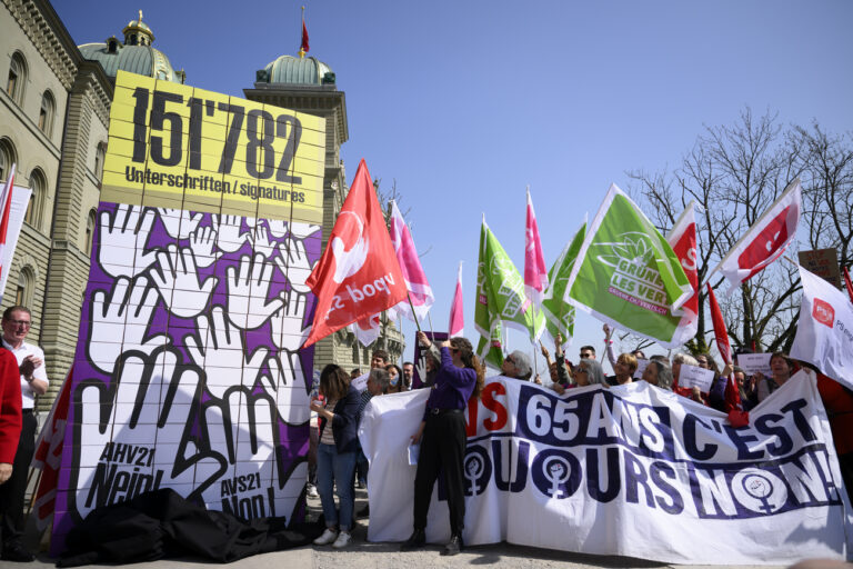 Die Schachteln mit Unterschriften fotografieren vor das Bundeshaus, waehrend die uebergabe der Unterschriften fuer das Referendum gegen die AHV-Reform, , am Freitag, 25. Maerz 2022, vor der Bundeskanzlei, in Bern. (KEYSTONE/Anthony Anex)