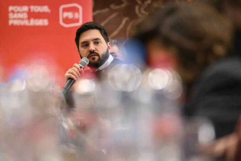 SP Co-Praesident Cedric Wermuth, spricht waehrend der erste Sitzung des neuen Parteirats der SP Schweiz, am Freitag, 25. Maerz 2022, in Bern (KEYSTONE/Anthony Anex)