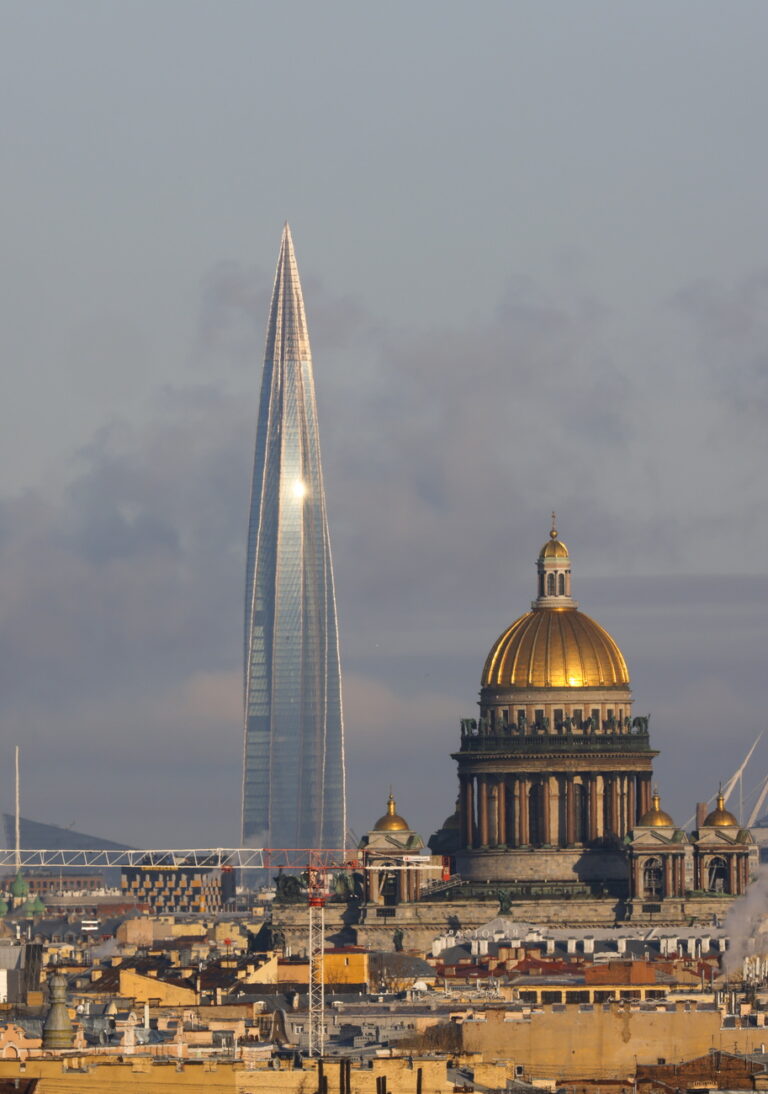 ST PETERSBURG, RUSSIA - MARCH 31, 2022: A view of the Lakhta Center multifunctional complex (background) that houses the headquarters of the Russian energy corporation Gazprom. Russian President Putin has ordered to develop a mechanism to transfer payments for gas supplies to unfriendly countries into Russian rubles. Peter Kovalev/TASS (KEYSTONE/TASS/Peter Kovalev)