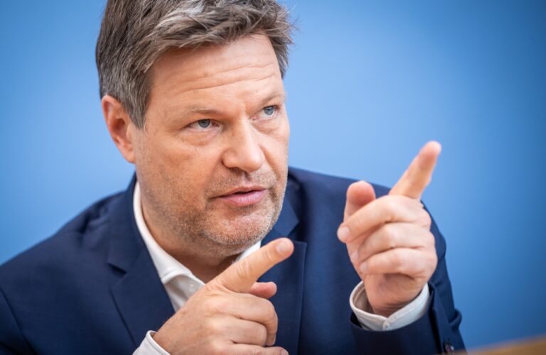 06 April 2022, Berlin: Robert Habeck (Bündnis 90/Die Grünen), Federal Minister for Economic Affairs and Climate Protection, speaks at a press conference on the German government's so-called Easter Package, which is intended to promote the energy transition to renewable energies with subsidies. Photo: Michael Kappeler/dpa (KEYSTONE/DPA/Michael Kappeler)