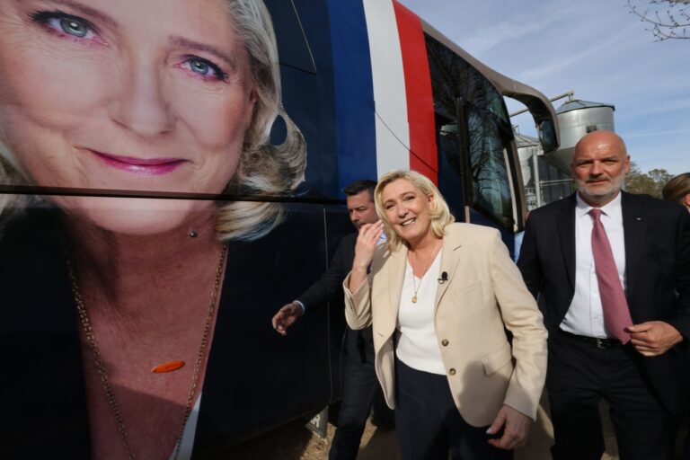 ©PHOTOPQR/LE PARISIEN/Olivier Lejeune ; soucy ; 11/04/2022 ; Marine le Pen est en déplacement à Soucy (yonne) ce lundi au lendemain de sa qualification au second tour de l'élection présidentielle. -....Marine le Pen is travelling to Soucy (Yonne) on Monday the day after his qualification in the second round of the presidential election. (KEYSTONE/MAXPPP/LP/Olivier Lejeune )