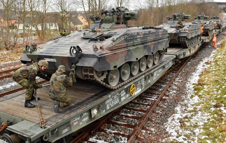 ARCHIV - 30.01.2020, Sachsen, Marienberg: Soldaten des Panzergrenadierbataillons 371 aus dem sächsische Marienberg verladen Schützenpanzer «Marder» auf Güteranhänger der Eisenbahn. (zu dpa «Deutschland bereitet Ringtausch für Waffenlieferungen vor») Foto: Hendrik Schmidt/dpa-Zentralbild/dpa +++ dpa-Bildfunk +++ (KEYSTONE/DPA/Hendrik Schmidt)