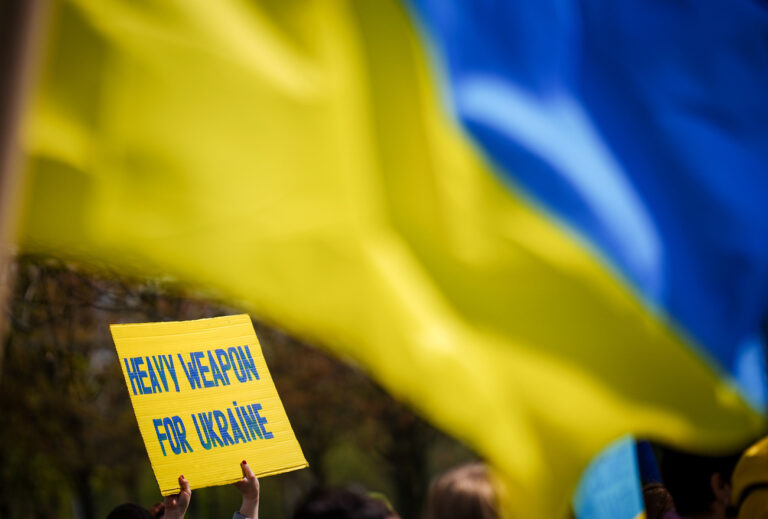 25.04.2022, Berlin: Menschen aus der Ukraine demonstrieren vor dem Bundeskanzleramt gegen den Krieg in ihrer Heimat und fordern auf Transparenten die Lieferung schwerer Waffen. Foto: Kay Nietfeld/dpa +++ dpa-Bildfunk +++ (KEYSTONE/DPA/Kay Nietfeld)