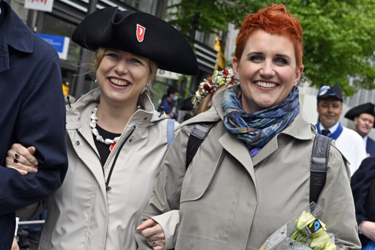 Nationalraetin Christa Markwalder, links, und Steffi Buchli, rechts, Blick-Sportchefin beim traditionellen Umzug der Zuenfte zum Feuer am Zuercher Sechselaeuten am Montag, 25. April 2022. (KEYSTONE/Walter Bieri)