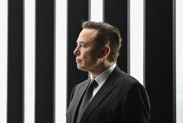 ARCHIV - 22.03.2022, Brandenburg, Grünheide: Elon Musk, Tesla-Chef, nimmt an der Eröffnung der Tesla-Fabrik Berlin Brandenburg teil. Twitter hat em 25. April den Widerstand gegen eine Übernahme durch Tech-Milliardär Elon Musk aufgegeben. (zu dpa «Twitter stimmt Übernahme durch Tesla-Milliardär Elon Musk zu») Foto: Patrick Pleul/dpa-Zentralbild POOL/dpa +++ dpa-Bildfunk +++ (KEYSTONE/DPA/Patrick Pleul)