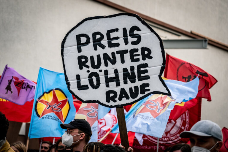 Frankfurt am Main, 01.05.2022..Revolutionaere 1. Mai-Demonstration in Frankfurt am Main, hier: Ein Plakat mit der Aufschrift “Preise runter - Loehne rauf”...Revolutionary Mayday Rally in Frankfurt am Main, here: A placard which reads “Down with prices, up with wages”...Photo © Peter Juelich/laif. (KEYSTONE/LAIF/Peter Jülich)