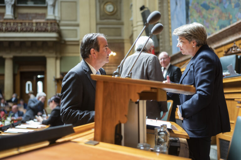 Mitte Parteipraesident Gerhard Pfister, Mitte-ZG, links, diskutiert mit Bundesraetin Viola Amherd, an der Sondersession des Nationalrats, am Montag, 9. Mai 2022 im Nationalrat in Bern. (KEYSTONE/Alessandro della Valle)