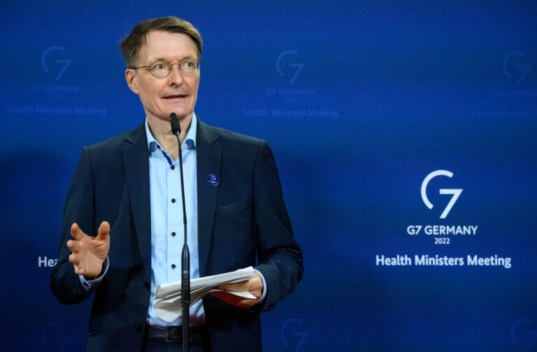 19 May 2022, Berlin: Karl Lauterbach (SPD), Federal Minister of Health, comments after the joint working session of the health and development ministers of the G7 countries in the Red City Hall. Photo: Bernd von Jutrczenka/dpa (KEYSTONE/DPA/Bernd von Jutrczenka)