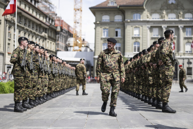 Stabsadjutant Patrick Gleyvod, Mitte, kontrolliert die Ehrengarde der Schweizer Armee, die fuer den Staatsbesuch von Zuzana Caputova, Praesidentin der Slovakischen Republik strammsteht, am Donnerstag, 19. Mai 2022, auf dem Bundesplatz in Bern. (KEYSTONE/Alessandro della Valle)